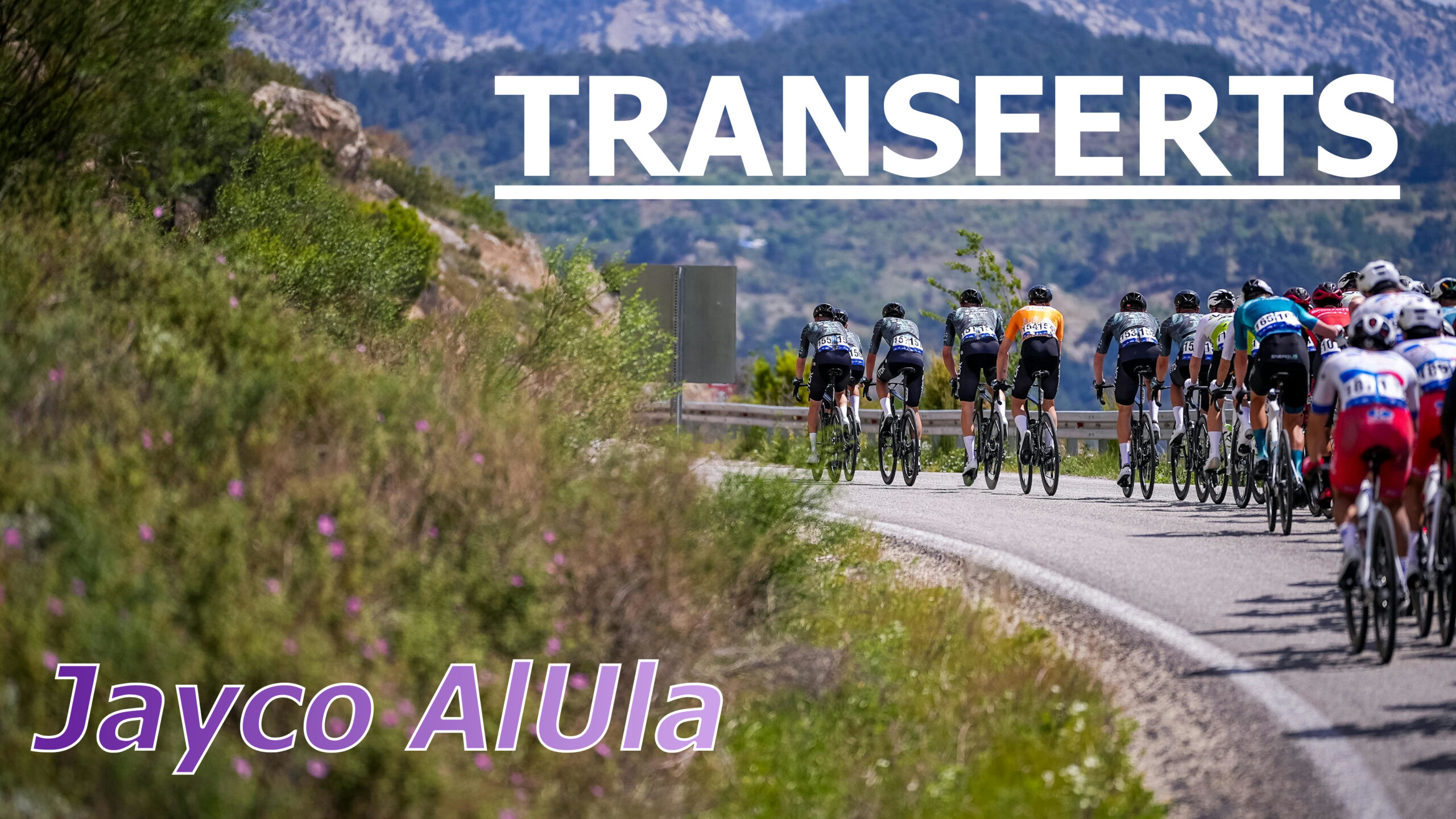 Transferts Jayco AlUla, peloton de cyclistes à travers les montagnes